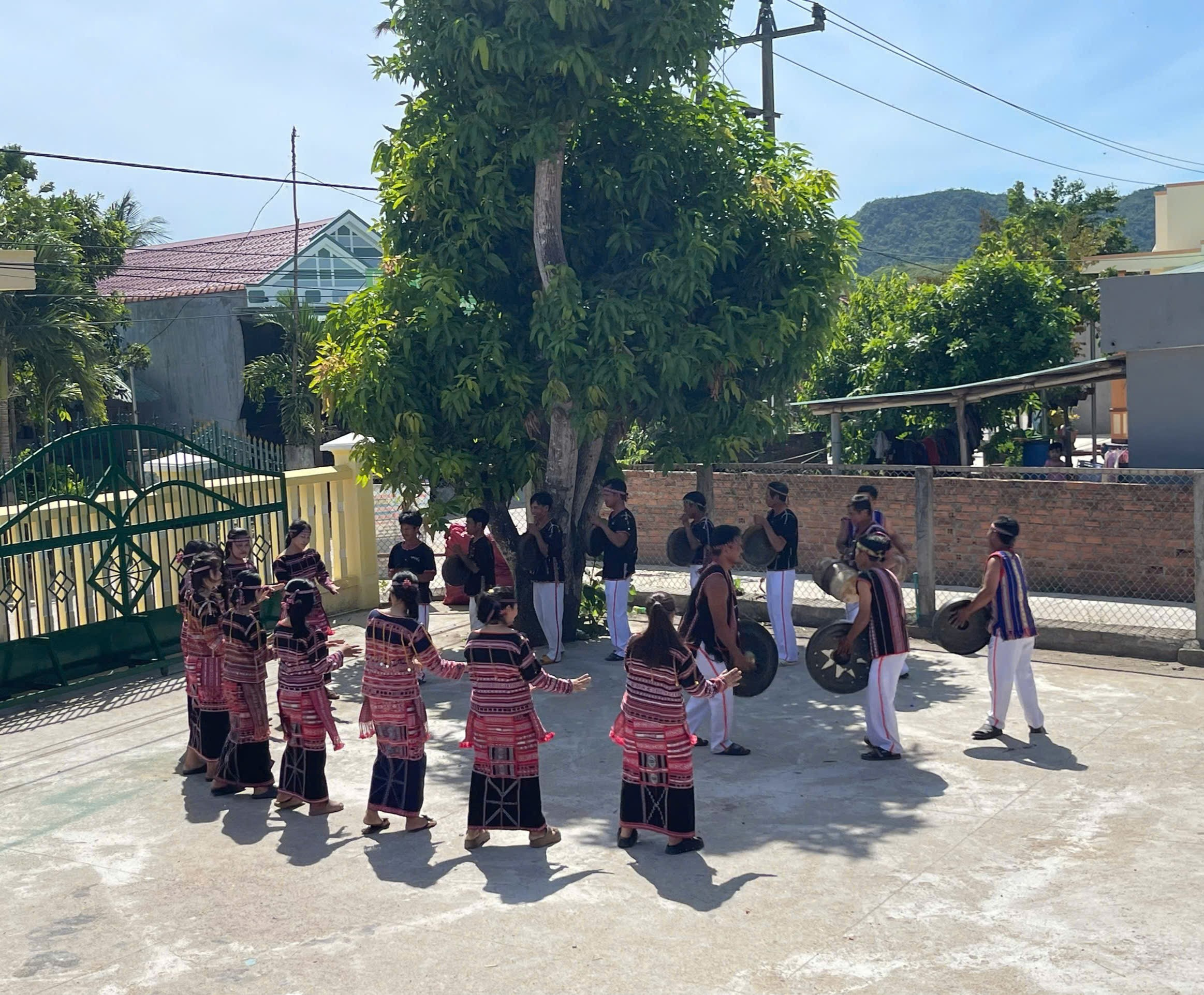 Tìm giải pháp nâng cao hiệu quả phát triển du lịch cộng đồng vùng đồng bào dân tộc thiểu số